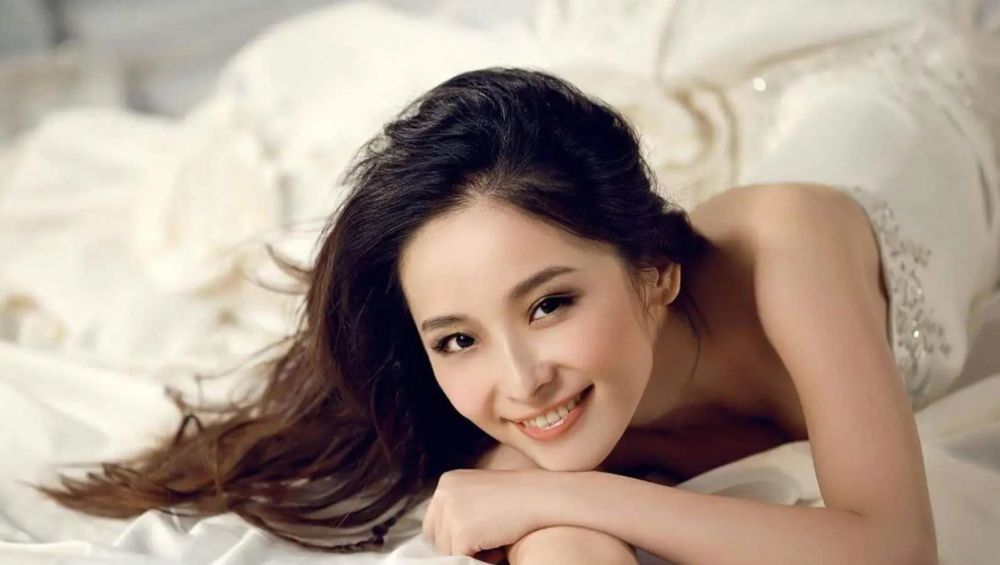 17年前,那个被张艺谋捧红的美女演员李曼,如今35岁怎样了?_腾讯新闻
