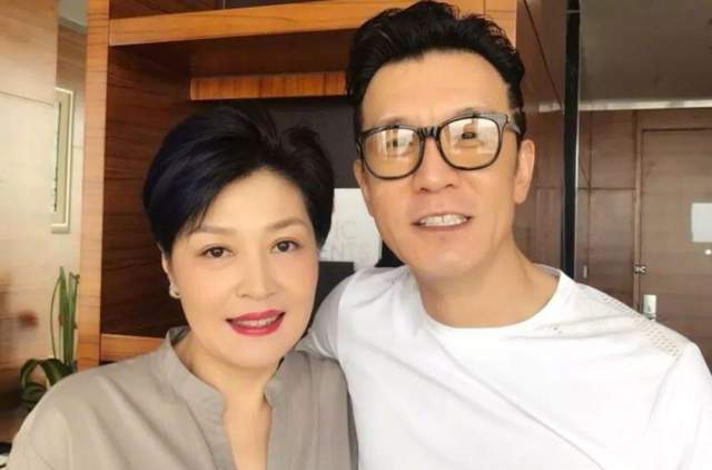哈文连续五年悼念丈夫李咏,配文好久不见,女儿已经签约经纪公司_腾讯