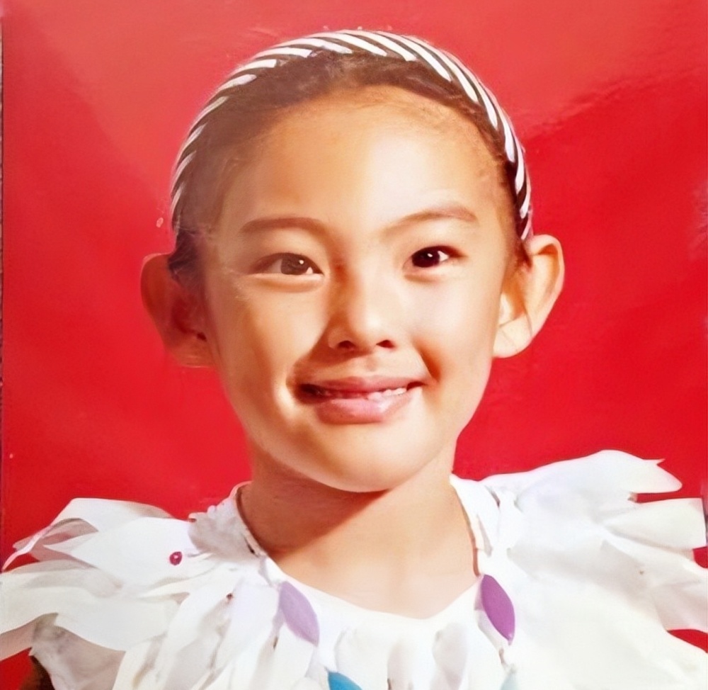 母亲在张雨绮7岁时再婚,没几年又结束了婚姻,童年时的张雨绮很缺乏