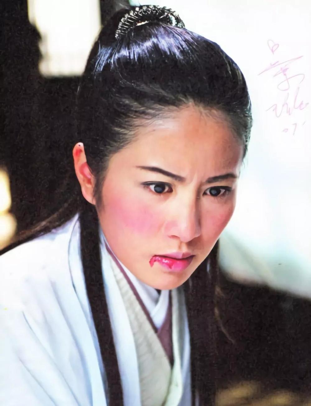 主演过《情陷夜中环》《天下第一》等电视剧,她塑造的"上官海棠",至今