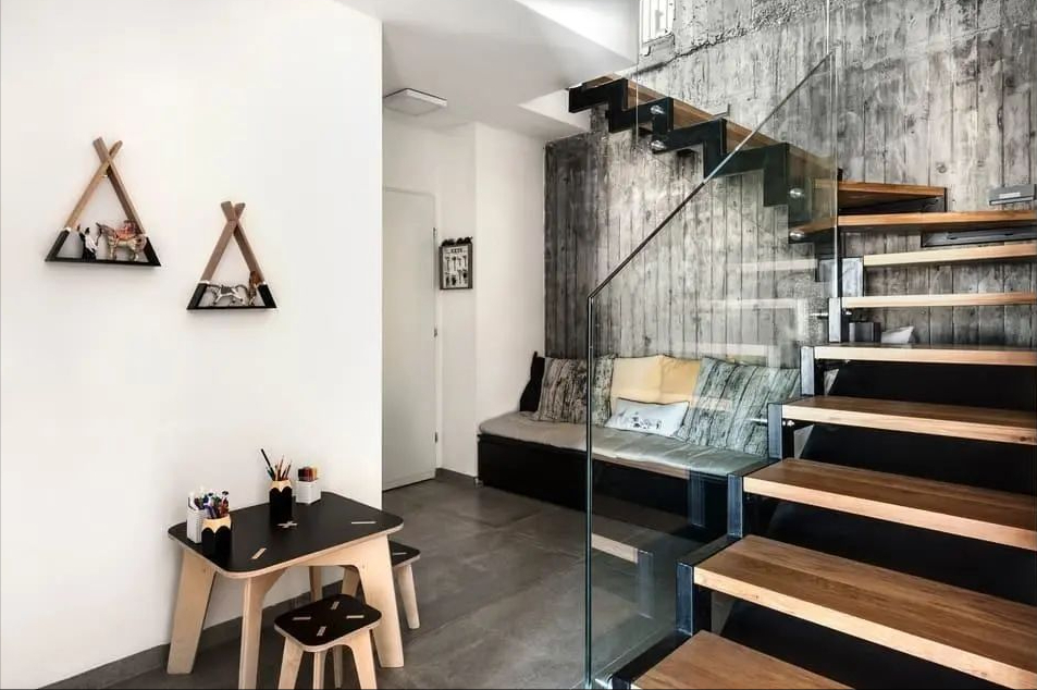 男孩的卧室配备了一张单人床和一面带孔的挂板墙