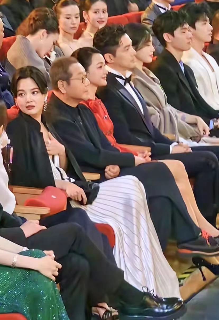 电视剧盛典座位安排,胡歌凭《繁花》稳坐c位,老戏骨们都靠边_腾讯新闻