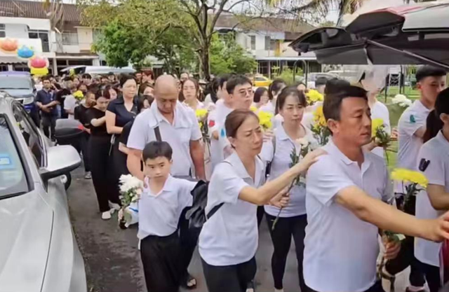 女星庄群施举办葬礼妈妈泪崩哭到站不住用新娘车送别女儿