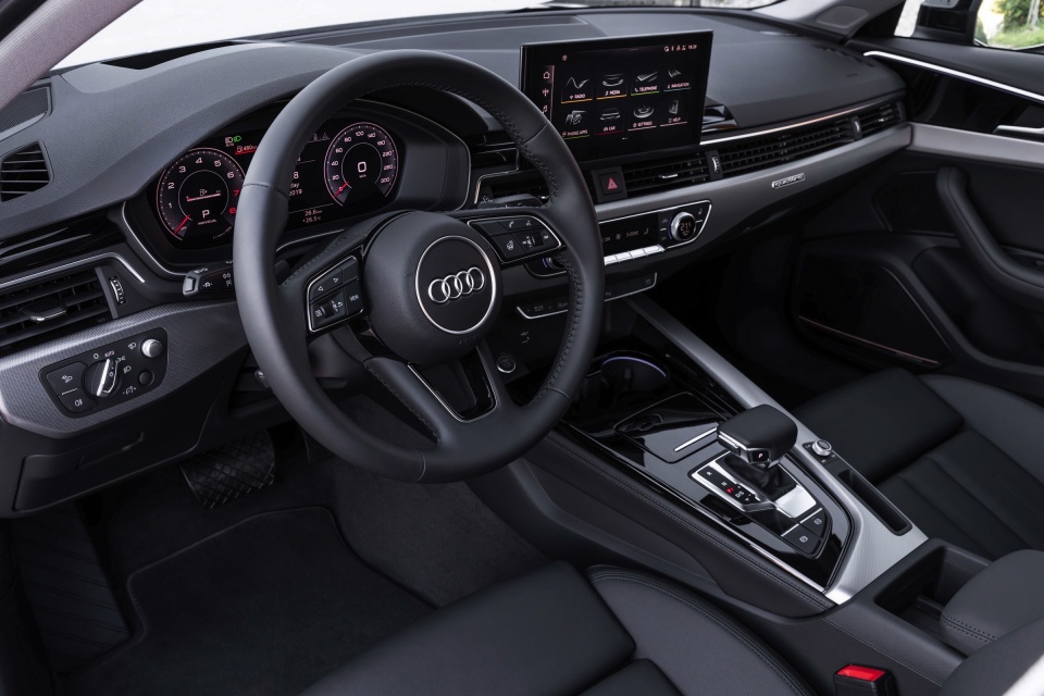 一次大换代,一次升级了内饰,奔驰c级则在2022年进行了大换代