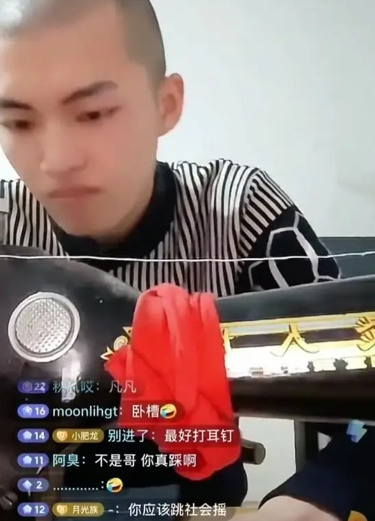 "保安阿斌",或者叫他小陈,在今年4月发布了一段视频:模仿科比的火了