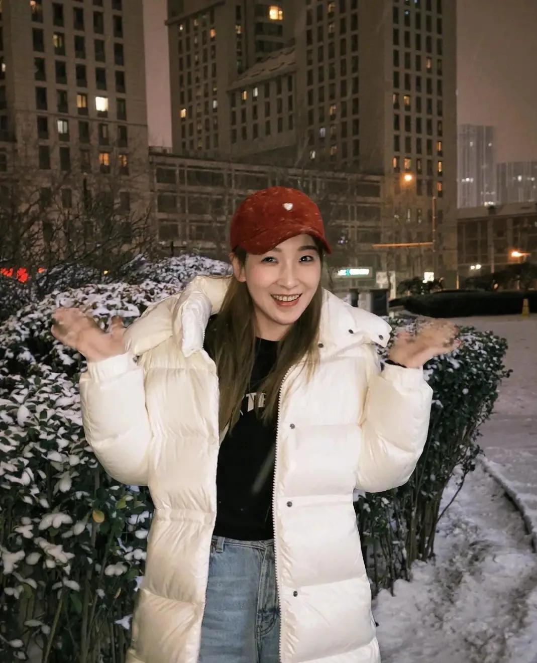 劉詩雯分享北京初雪美照，穿白色長褲羽絨服，一顰一笑甜美動人 - 