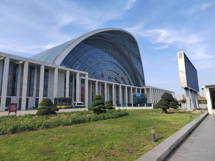 龚小元战友同时从河北任丘抵达天津,六位战友在天津西站汇合