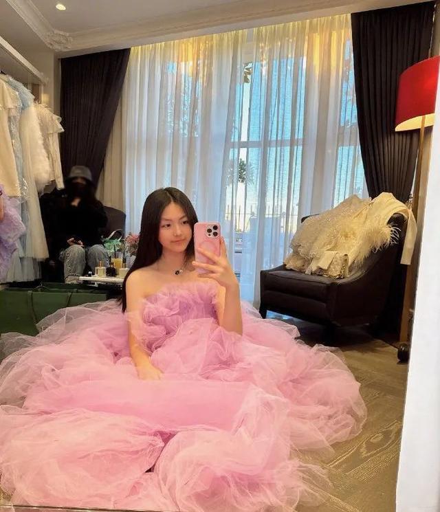 neinei大名叫吴欣怡,是父亲在2010年隐婚的情况下生下的大女儿,3岁时