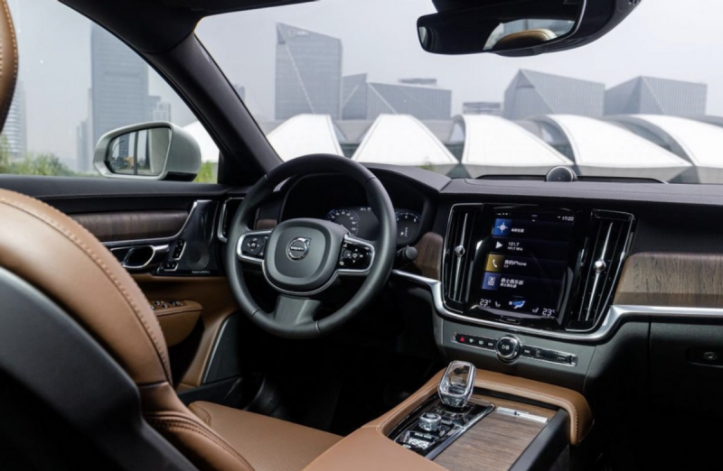 例如在整体的内饰设计中,沃尔沃s90沿用了经典的斯堪的纳维亚简约内饰