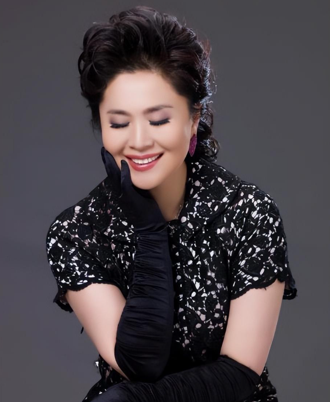 跟著名导演离婚30年后,再看她的人生真是好飒,今62岁无儿无女