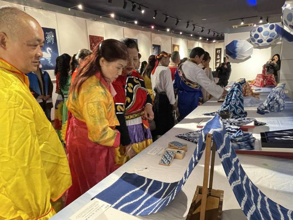 国家级非遗项目自贡扎染巡展开展展出扎染画作和扎染文创类精品作品
