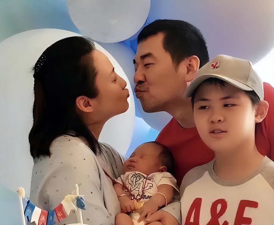 蒋勤勤陈建斌带娃出游,俩儿子近照曝光,虎虎像爸爸锵锵像妈妈