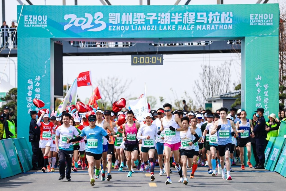 2023鄂州梁子湖半程马拉松落幕_腾讯新闻