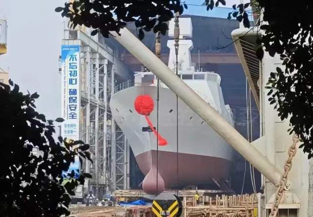 054B型护卫舰：2号舰555钦州舰下水，网传该型舰只建4艘存在争议_腾讯新闻