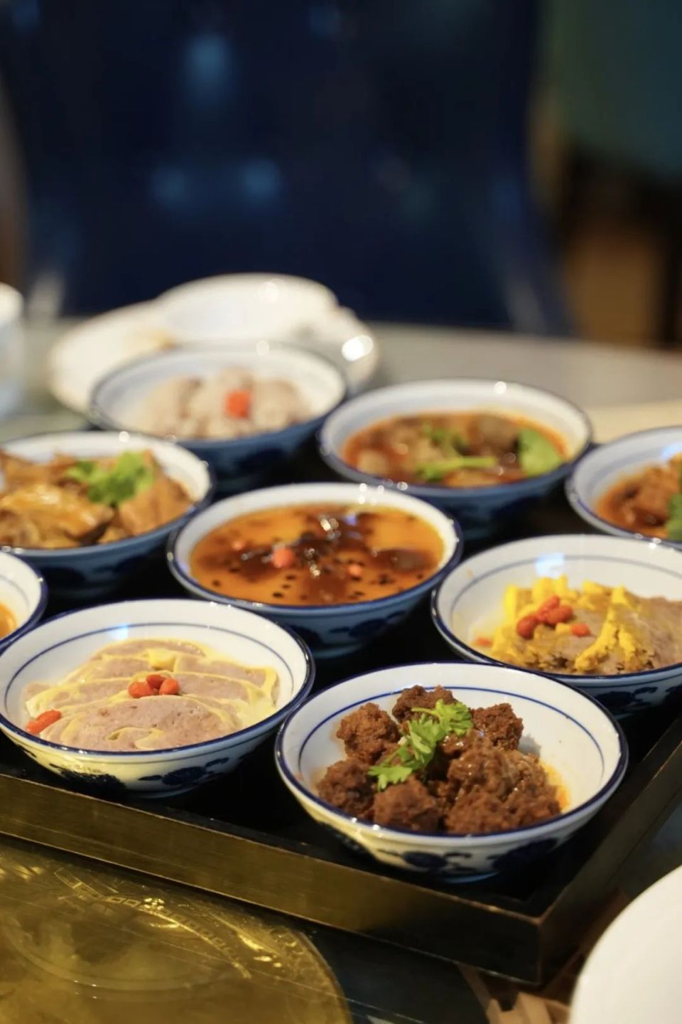 在这里你能吃到九碗三行子,沙葱鸡蛋等新疆经典菜品,还能吃到口味更重