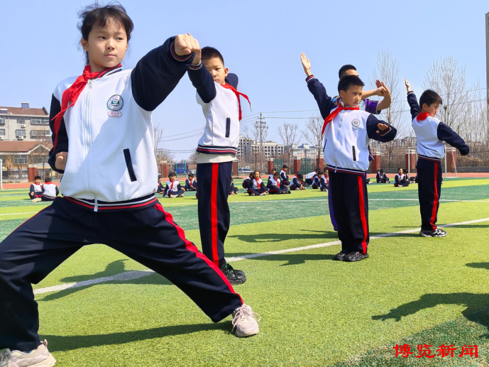 近年来,淄川经济开发区中心小学积极开展传统武术进校园活动,将武术