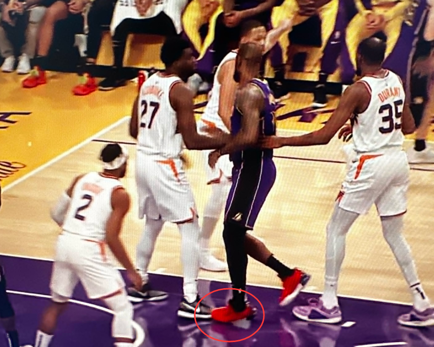 詹姆斯受伤一幕曝光因脚踝伤势缺席关键卡位战湖人已跌出附加赛区