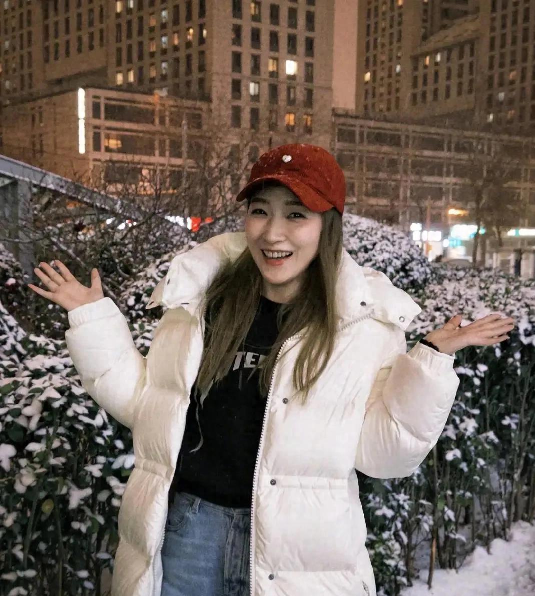 劉詩雯分享北京初雪美照，穿白色長褲羽絨服，一顰一笑甜美動人 - 
