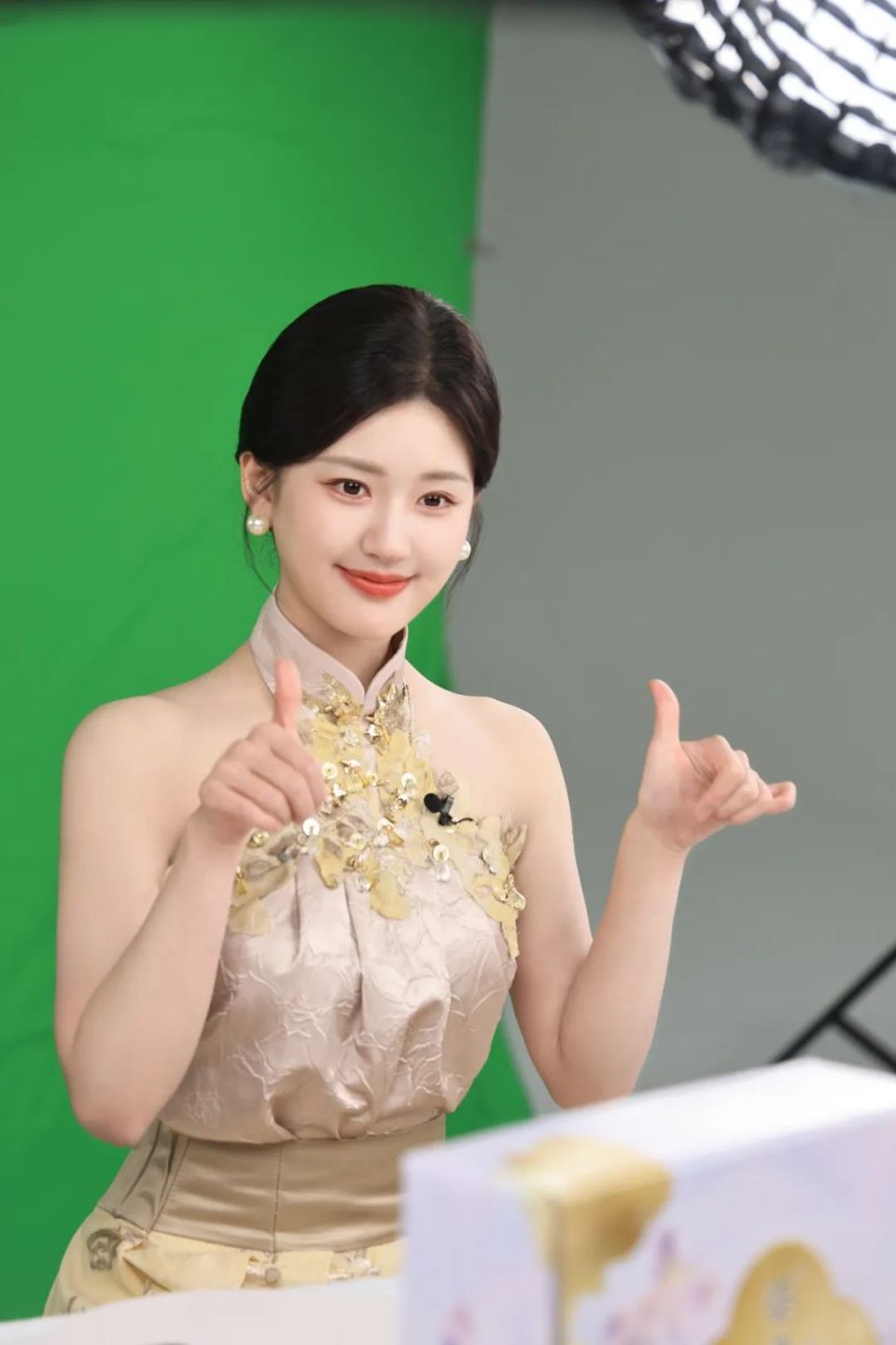 赵露思穿"漏肩旗袍",清纯又优雅,美出新高度!_腾讯新闻