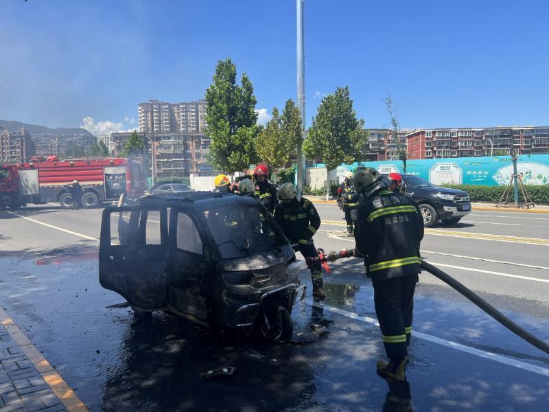 蓄电池故障 北京门头沟一电动三轮车在行驶时起火