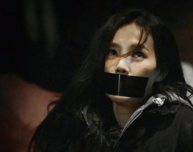 她的眼睛特别有神,在一场绑架的戏份中,她的嘴被黑胶布封,全靠眼睛来