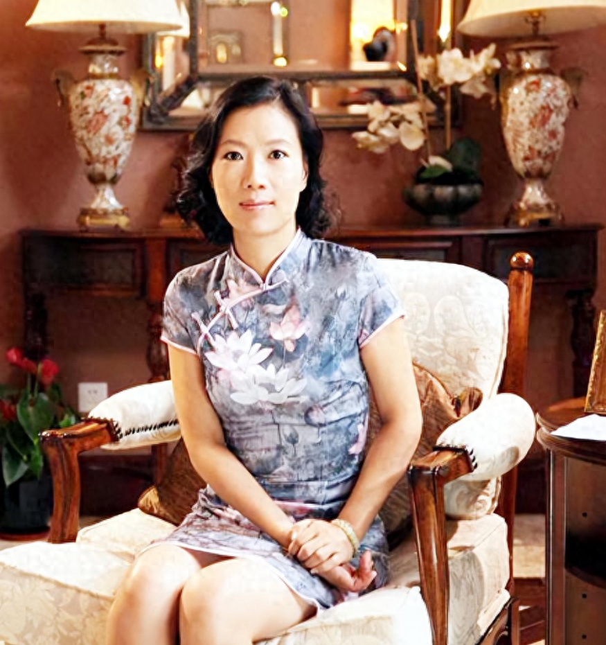 其原因是因为叶檀年轻的时候努力拼搏事业,她的丈夫又常年居住在美国