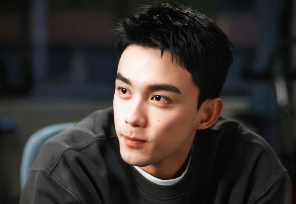 和向涵之被传绯闻,大方公布感情状态,95后小生吴磊只靠作品说话_腾讯