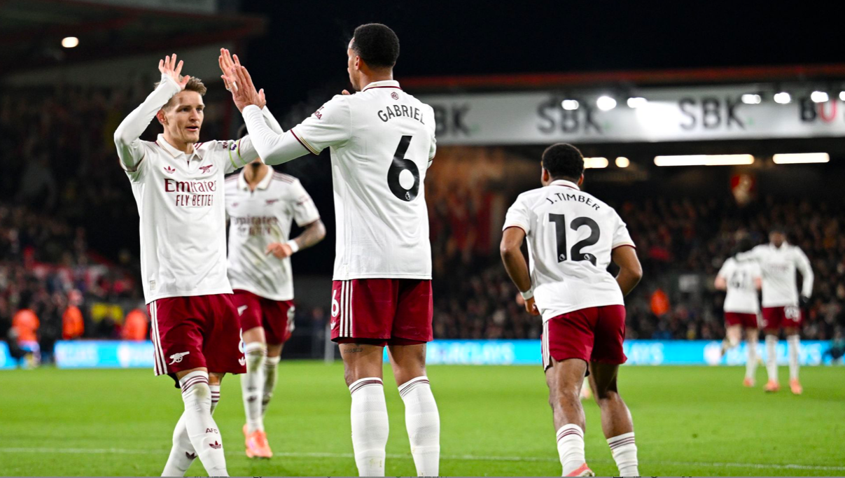 3-2！中衛送大禮後化身前鋒破門 鐵腰梅開二度 12.9億豪門強勢5連勝 - 