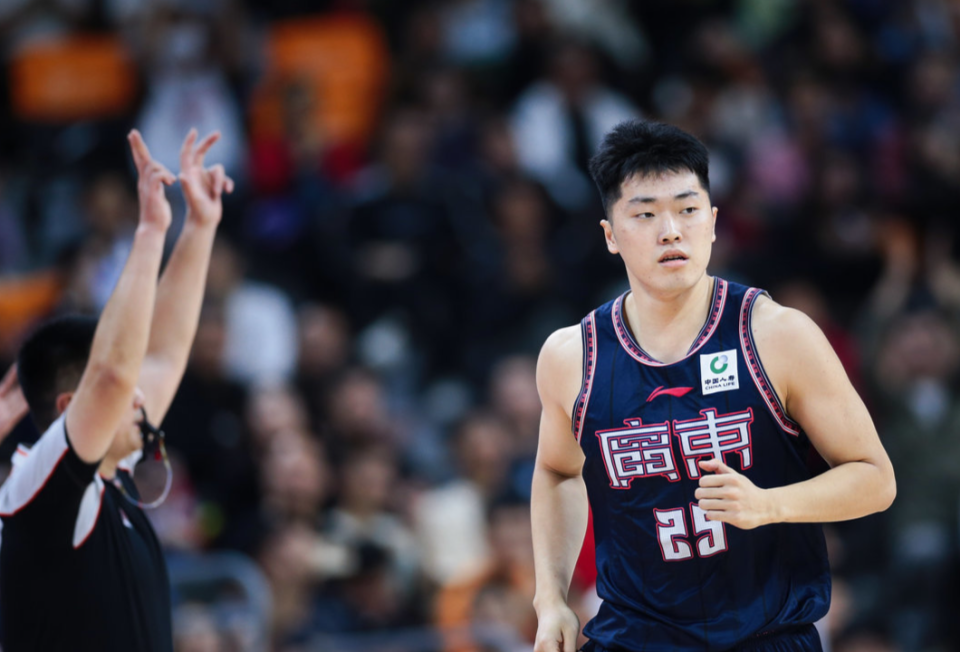 作为广东队的主力小前锋,身高1米99的张皓嘉体重104公斤,身板不错,但