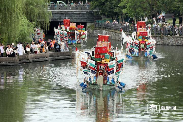 "奋楫正当潮 奔竞向蒋来" 杭州蒋村龙舟竞赛激烈角逐
