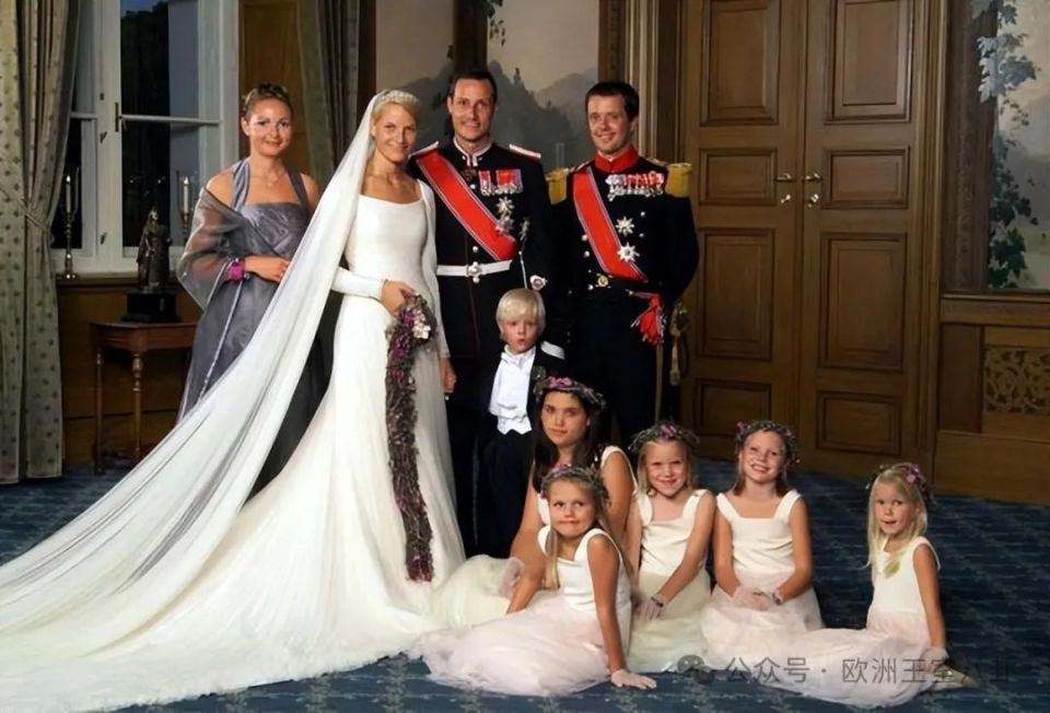 01年挪威王储哈康结婚时,丹麦的腓特烈当了伴郎克十是丹麦刚退休
