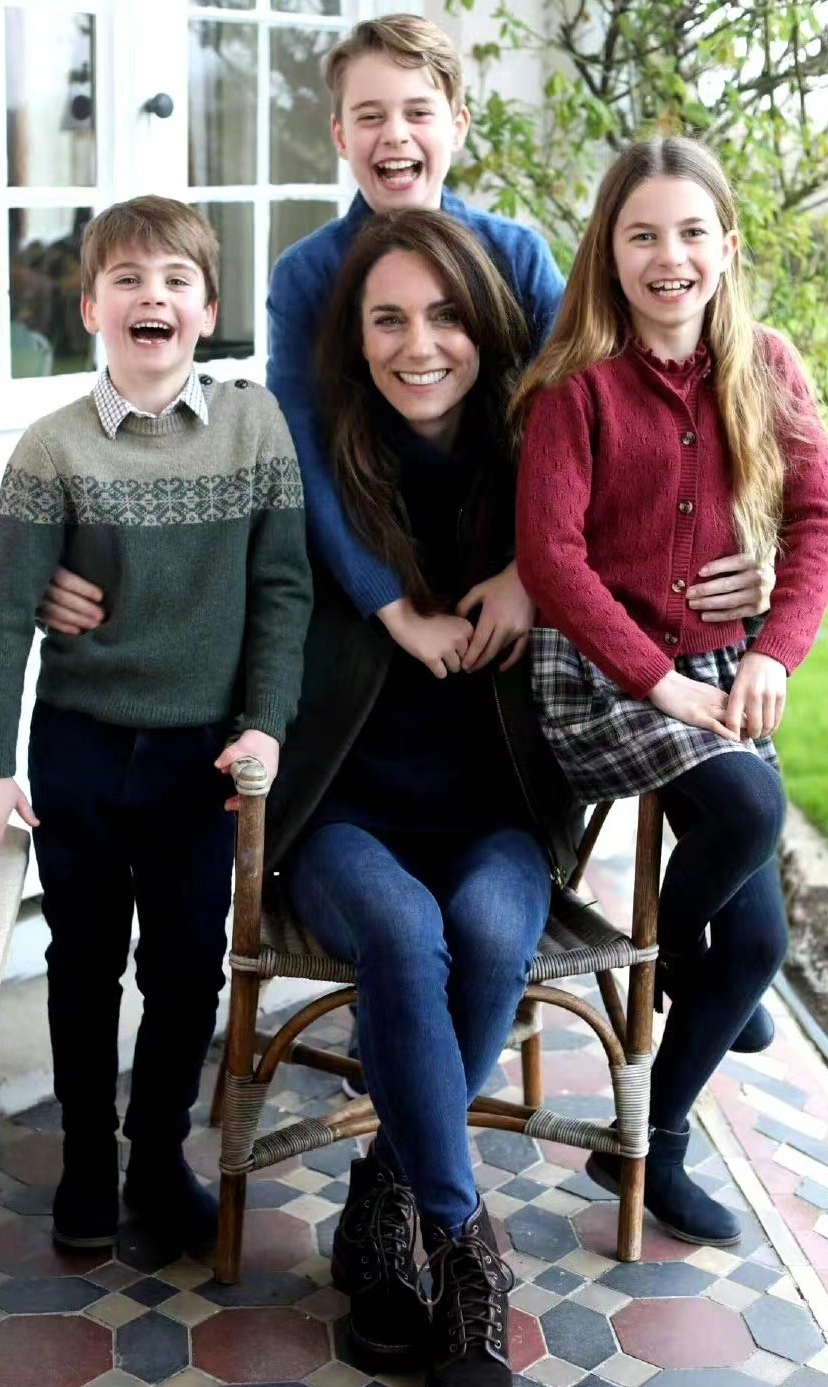 英国母亲节当天,一张由肯辛顿宫授权的照片被发布在威廉王子和凯特