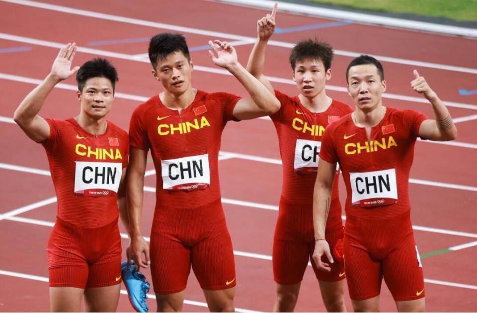 但中国男队却坚持用不跑200米的苏炳添跑三棒,二棒直线搏杀交给了