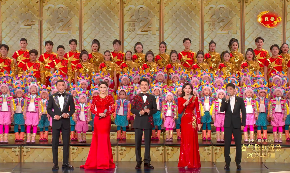 2024央视龙年春晚:任鲁豫站c位撒贝宁镶边,岳云鹏嘴瓢爆热搜_腾讯新闻