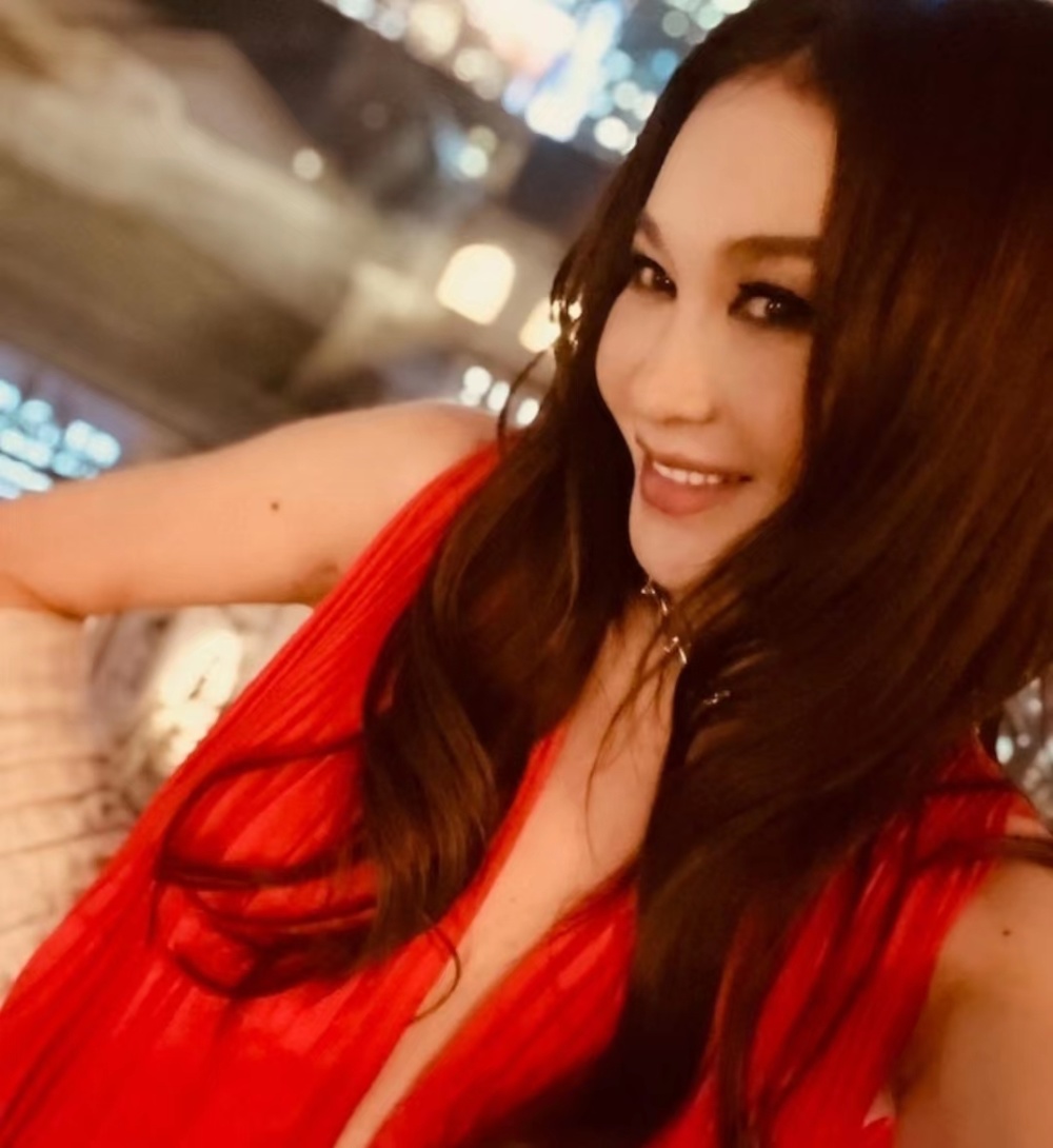 温碧霞晒与富商老公及养子合照,男方皮肤黝黑像美女与野兽_腾讯新闻