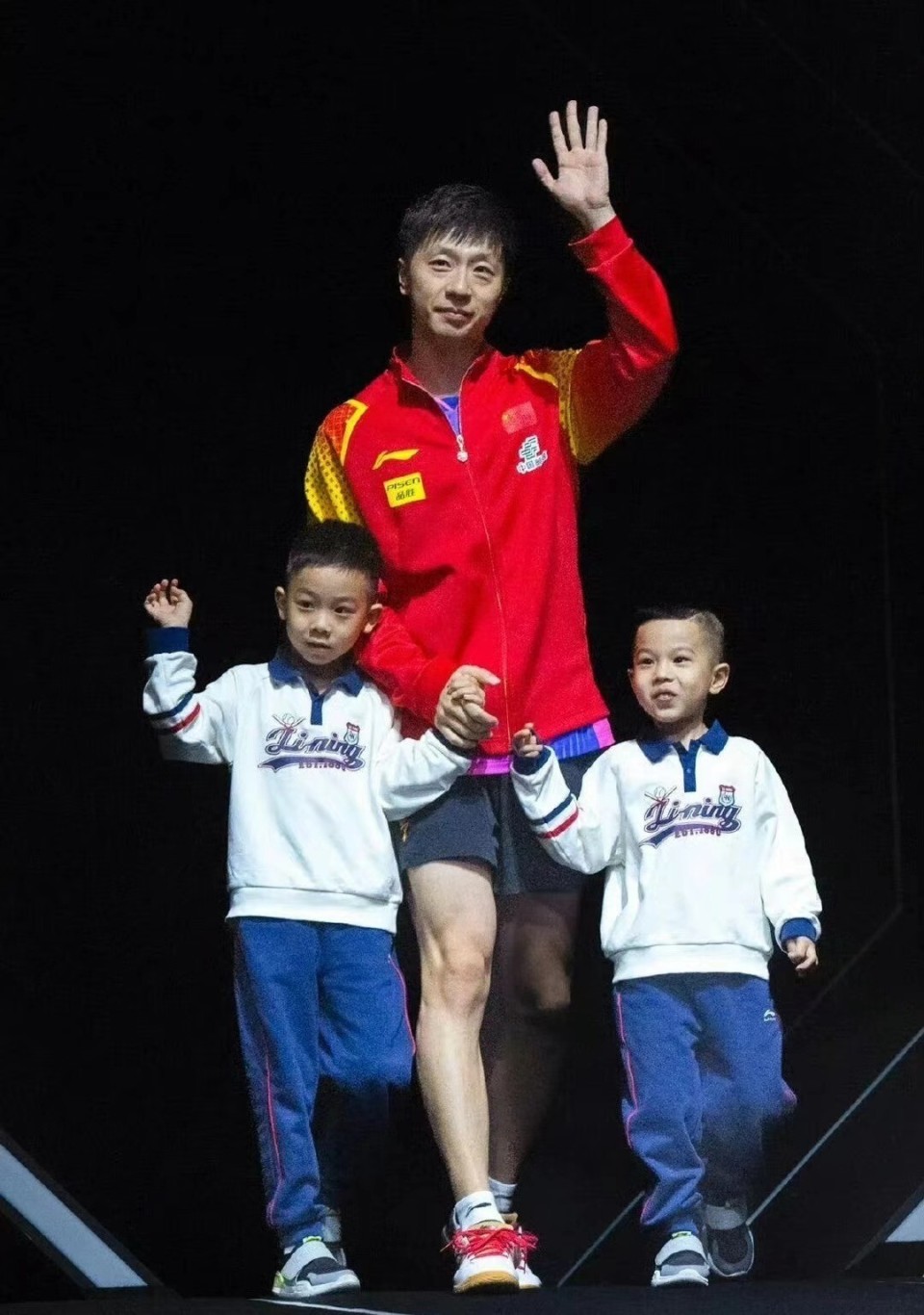 马龙妻儿罕见亮相!妻子颜值一流气质一流,儿子帅出新高度