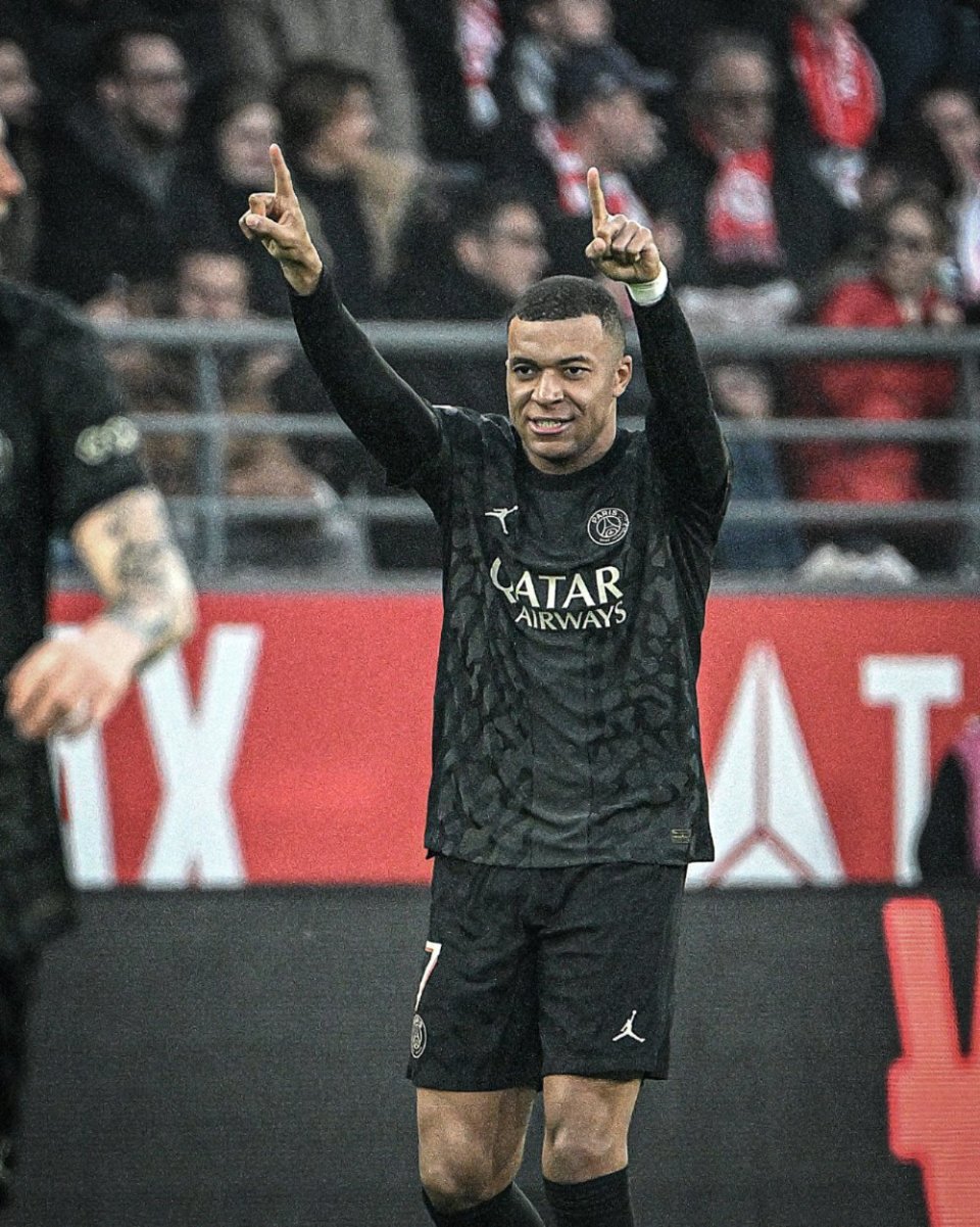 形成三后卫体系,埃梅里和法比安-鲁伊斯居中,索莱尔和登贝莱分居两侧