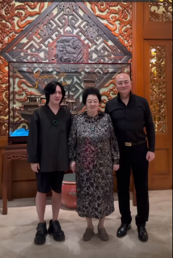 因为迟重瑞和陈丽华结婚的时候,陈丽华已经年近50岁了,而且她当时已经