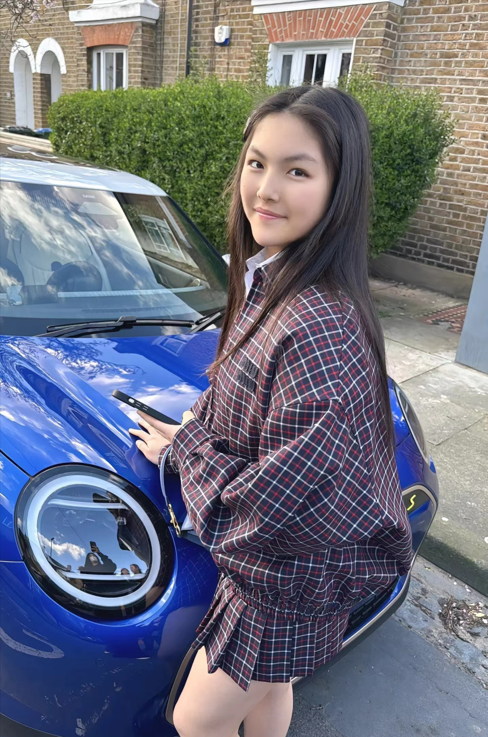 王诗龄回国穿近4万套装,发夹3000多,手机壳超500,却被吐槽老气_腾讯
