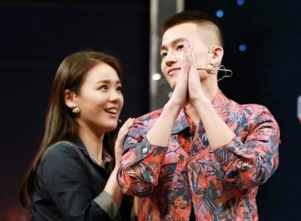 马思纯张哲轩在香港再被偶遇马思纯瘦回从前一条腰带近2000元