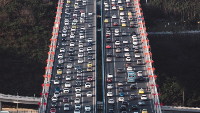 线桥顺利浇筑完成,建成后将形成一条新的东西向通道,分担南六环车流量