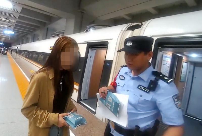 男子如厕习惯性点烟却忘了身处高铁 北京铁警:暑运