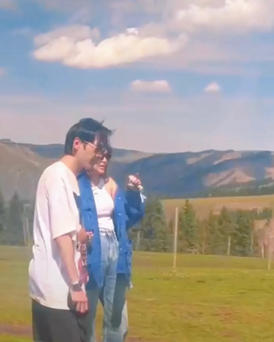 偶遇张若昀唐艺昕一家三口新疆出游,4岁女儿长高不少,乖巧可爱