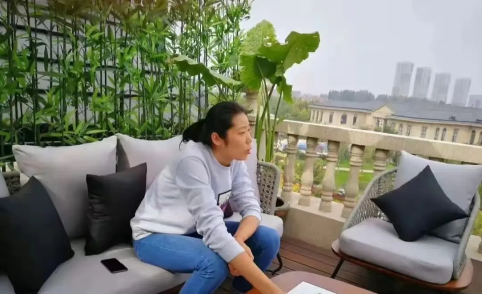 朱婷回国与家人团聚,在家里阳台挥手致意,与妹妹打羽毛球,归队倒计时