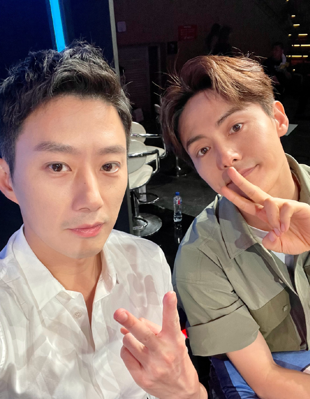 从大合影中看,站在前排的马天宇颜值依旧抢镜,无情的岁月并没有消磨掉