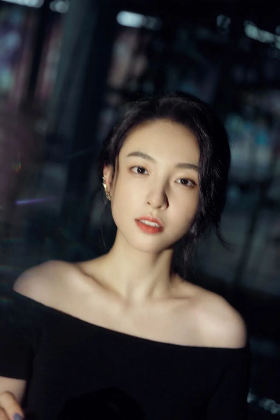 在这组照片中,吴倩的一字肩和锁骨成为了最大的亮点.