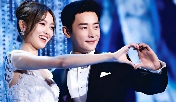 罗晋探班唐嫣,请剧组人员喝奶茶,拍戏间隙不忘与妻女视频好幸福