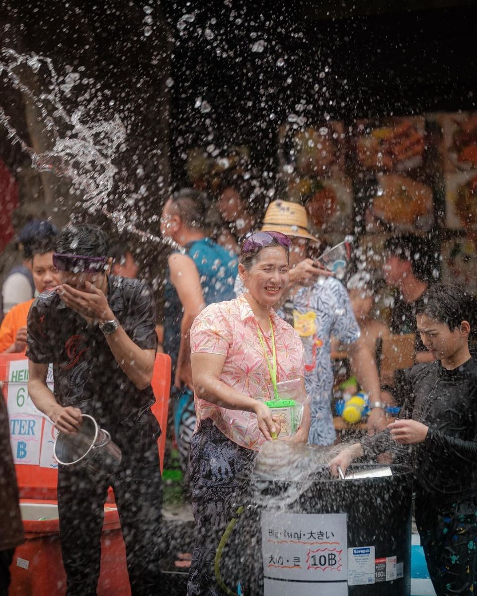 新年宋干节,今年宋干节泰国曼谷是隆路于4月13-14日举办泼水狂欢活动