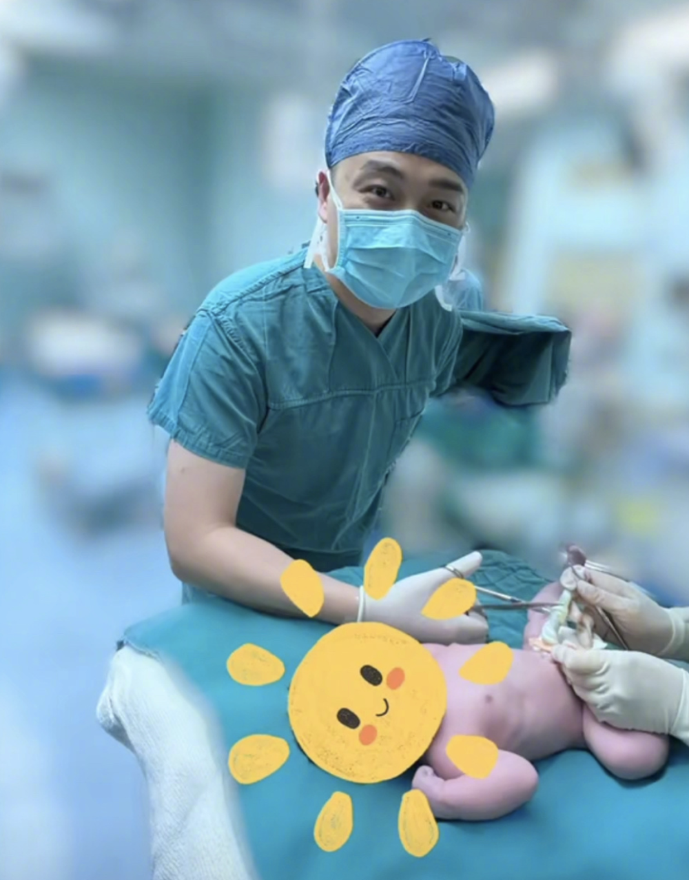 主持人沈涛40岁得子孩子妈是给他递话筒的女孩颜值不输女明星