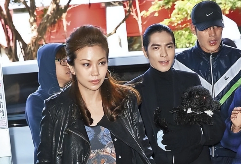 萧敬腾求婚50岁女友,两人秘密相爱16年,鸽子蛋钻戒能买下一套房-腾讯